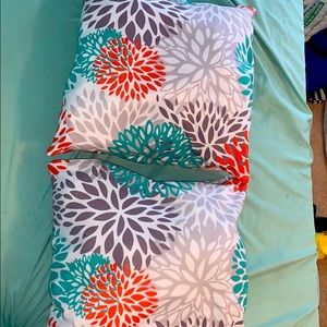 pillows/throw pillows